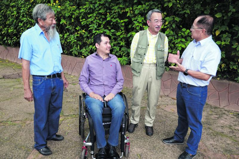 Mario Maeda, Luiz Saito e o vice-prefeito Douglas Kato acompanharam o jornalista do Japão, na visita à reserva ecológica da Cidade da Criança
