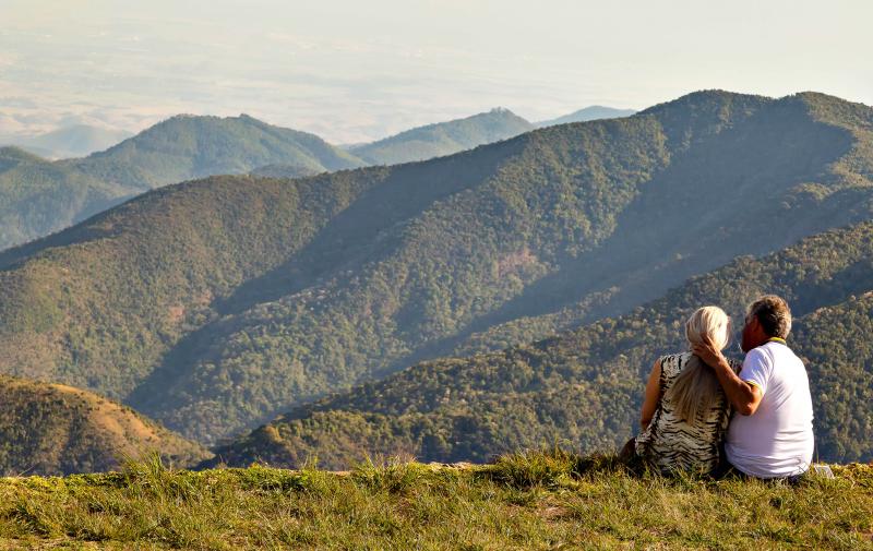 Fotos: Wagner Ribeiro - Casal admira a vista do Pico Agudo, na Serra da Mantiqueira