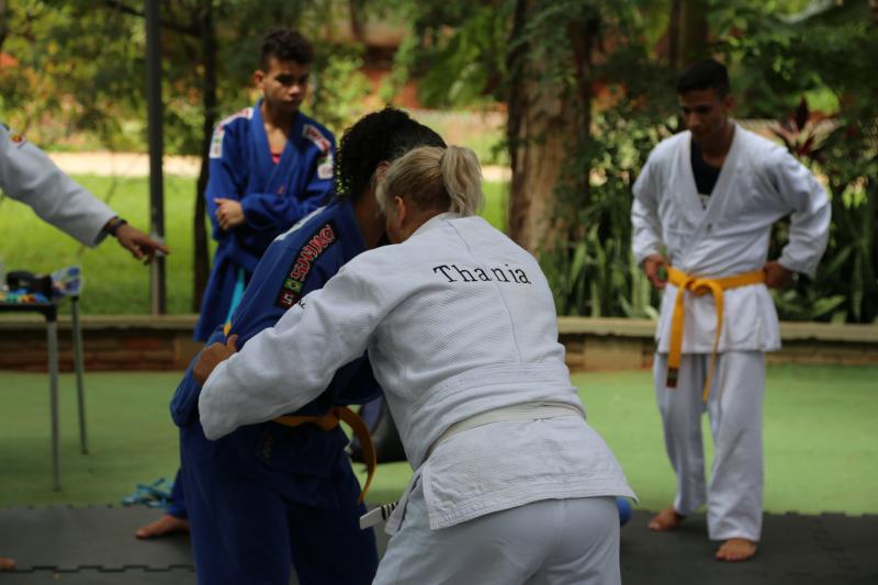 Foto: Thiago Morello - Adultos, homens e mulheres, e crianças participaram da aula aberta