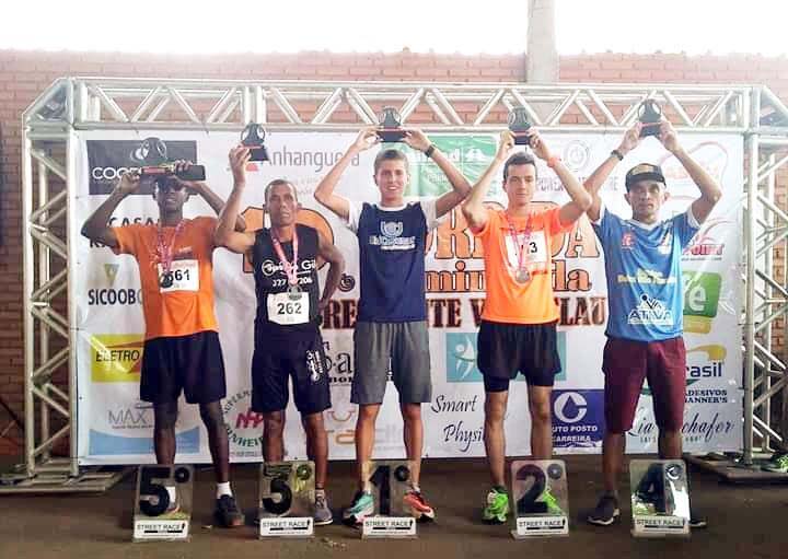 Foto: Cedida - Pódio dos cinco rapazes campeões da categoria geral, no domingo, em Venceslau