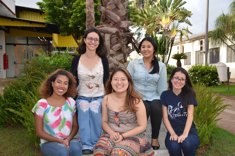 Foto: Ana Luiza Terumi Koga Fujiki, Beatriz Fiorentino Colnago, Ellen Akemy Kuroce, Evelyn de Souza Claudino, e Thauane Vitoria Silva Tavares Souza, participarão da competição internacional de Direito, a “Philip C. Jessup International Law Moot Court Competition