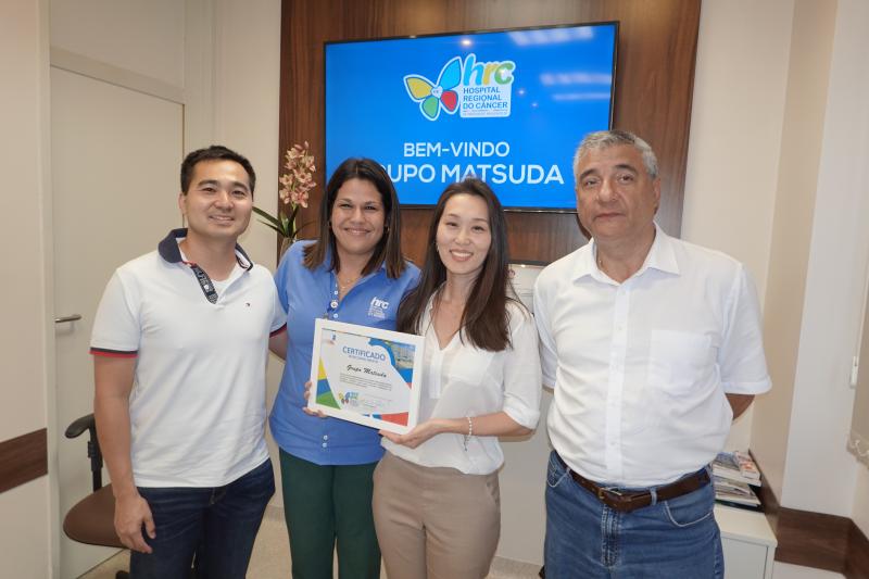 Josiane Salisso, diretora geral do Hospital Regional do Câncer, entregou homenagem a Aline Matsuda, Leonardo Matsuda e Alimar Francisco da Silva, uma póstuma a Jorge Matsuda