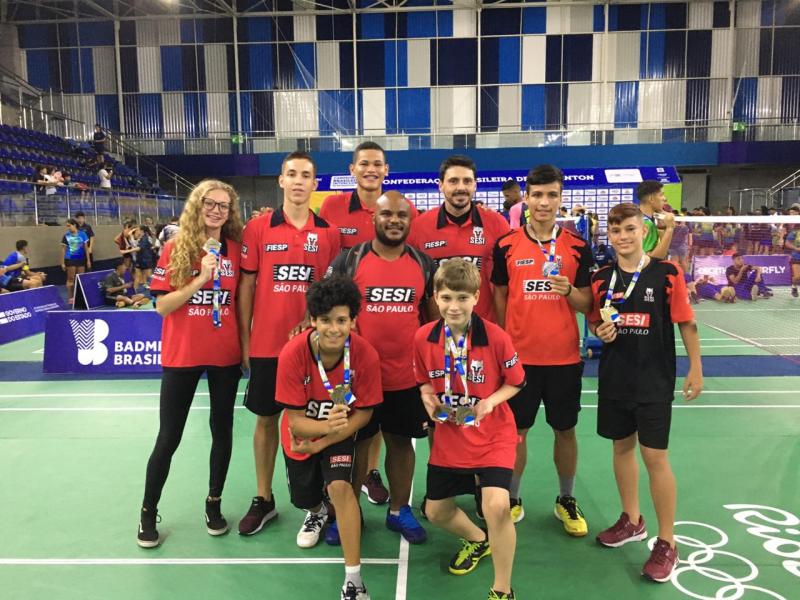 Foto: Cedida - Badmintonistas do Sesi exibem suas medalhas conquistadas, em Salvador, na Bahia