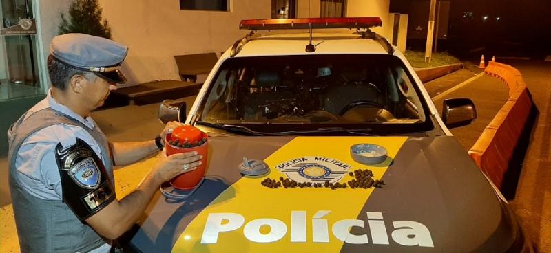 Polícia Militar Rodoviária - Droga estava armazenada no pertence da passageira