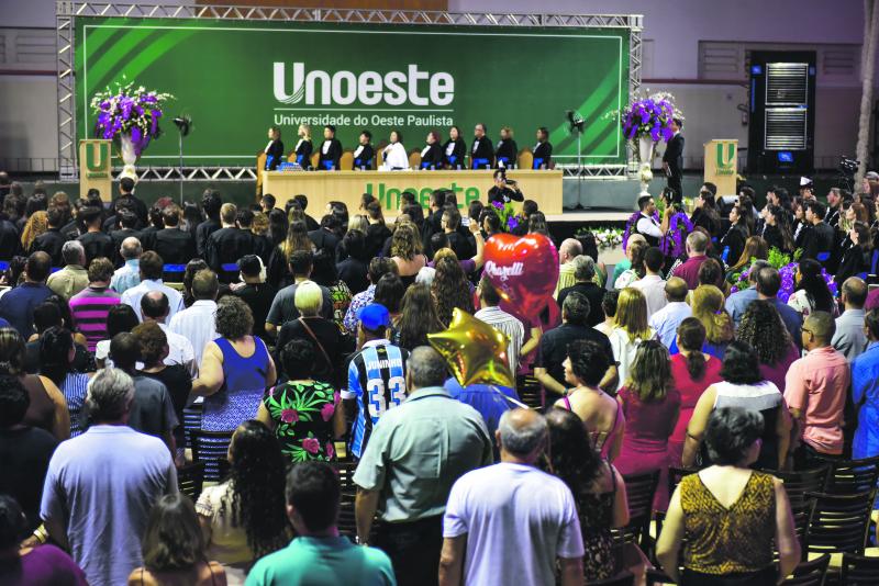 Solenidade de colação de grau lotou o Ginásio de Esportes do campus I da Unoeste