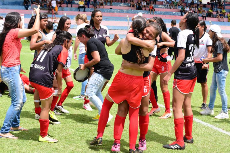 Foto: Arquivo / Paulo Miguel - Meninas em comemoração pelo título do Campeonato Estadual, em casa, no Caetano Peretti