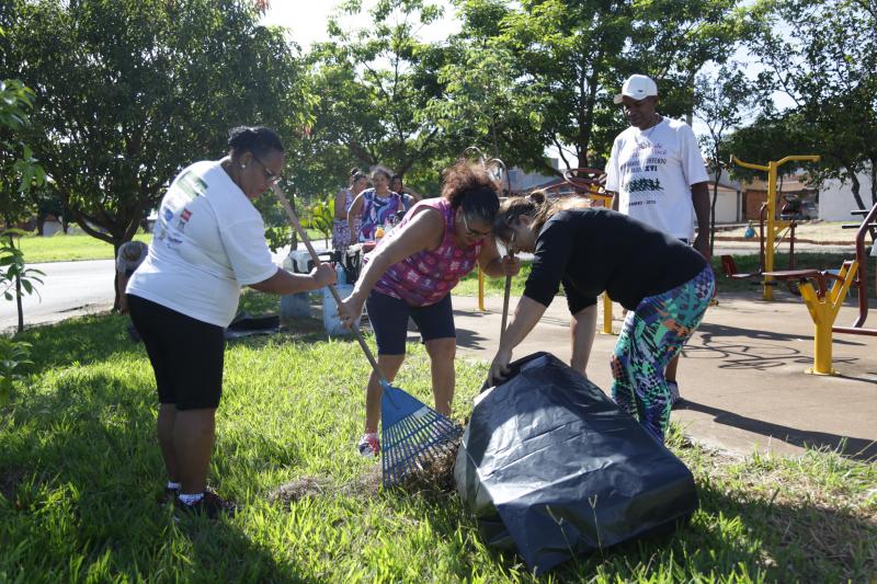 Isadora Crivelli - Depois de ouvirem orientações, munícipes reuniram-se para limpar a praça