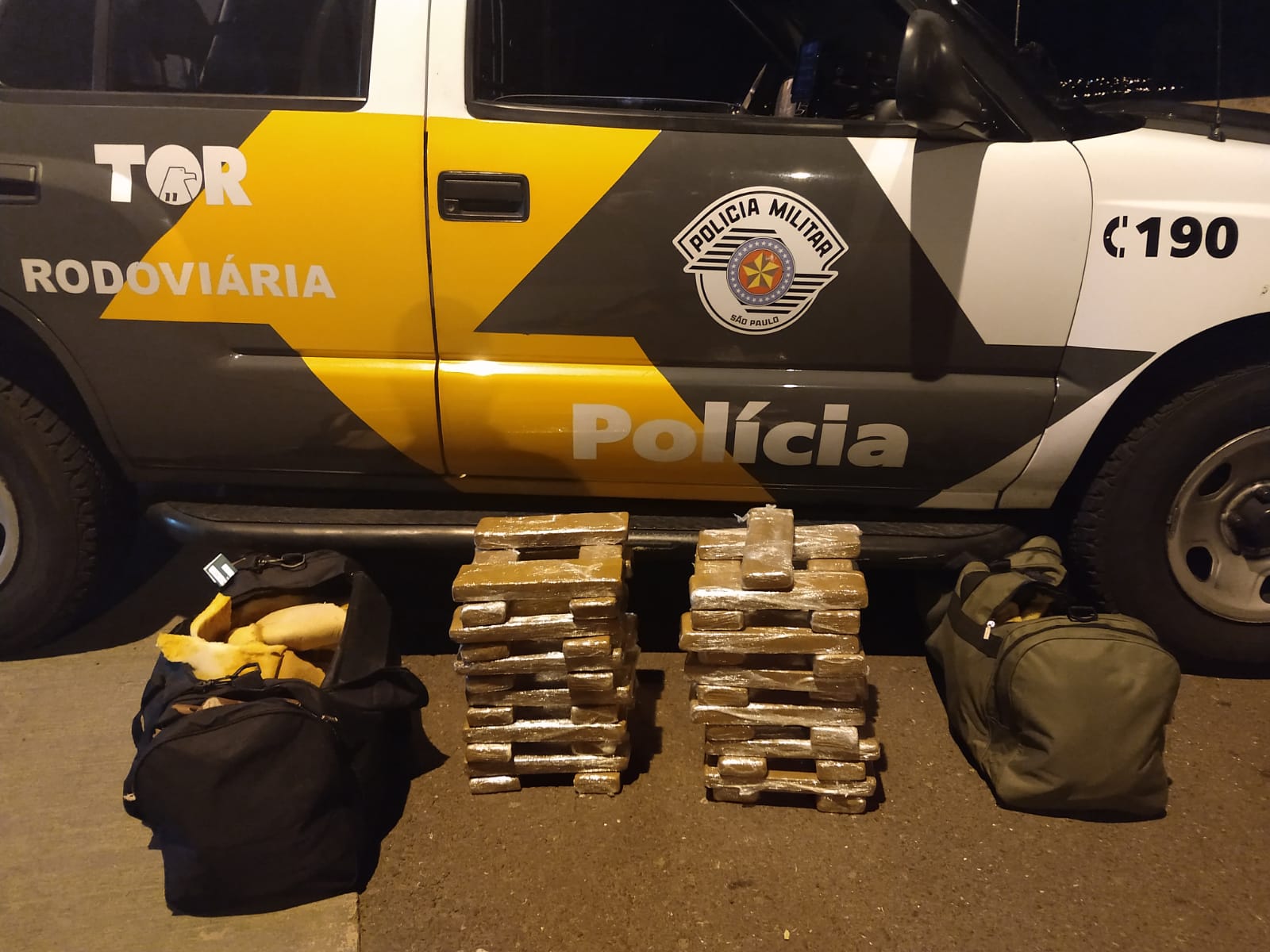 Polícia Militar Rodoviária  - Drogas estavam dentro de duas mochilas