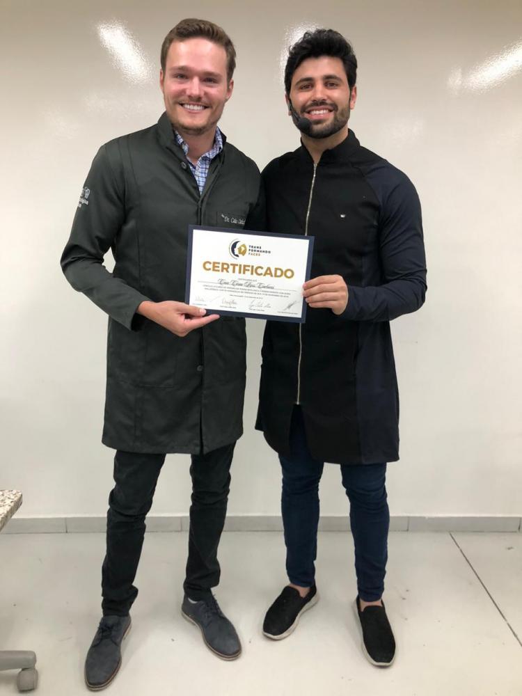 O cirurgião dentista Caio Carlucci, diplomado pelo professor Igor Alves, no curso de Harmonização facial “Transformando faces”, em Belo Horizonte