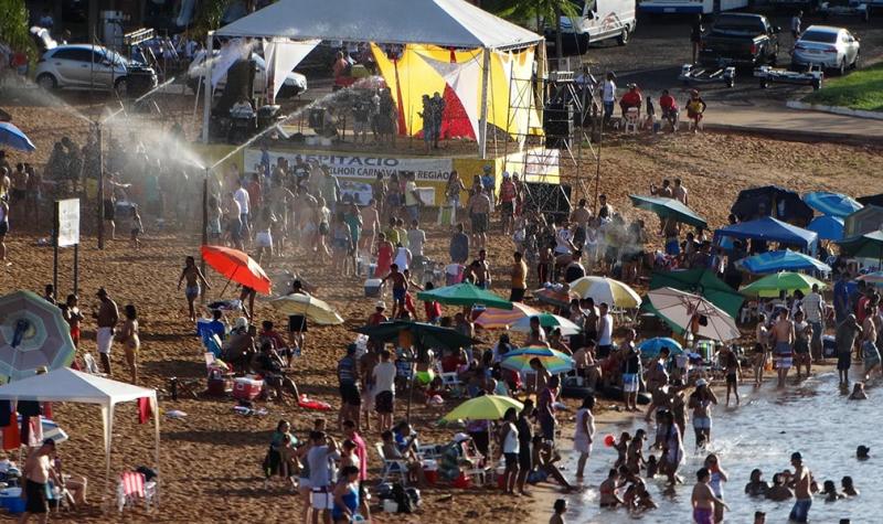 Foto – Cedida - A praia fluvial de Presidente Epitácio fica cheia de foliões, turistas de tudo quanto é região no carnaval