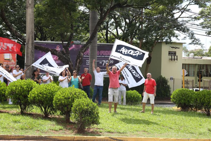 Isadora Crivelli - Membros da Apeoesp se reuniram em frente ao HR para protestar