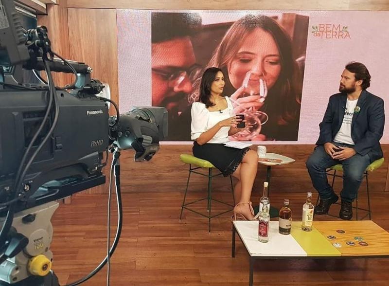 Foto: Cedida - Prudentino Bruno Videira diretor da Viva Cachaça em São Paulo é entrevistado pela jornalista Renata Maron no programa Bem da Terra, no canal Terra Viva, do grupo Band TV