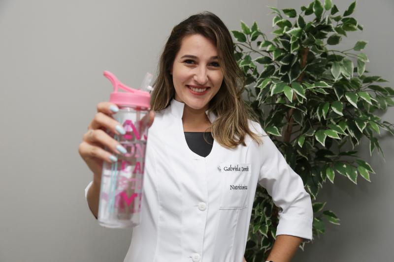 Weverson Nascimento - Gabriela recomenda ingestão de líquidos para repor os sais minerais e evitar a desidratação