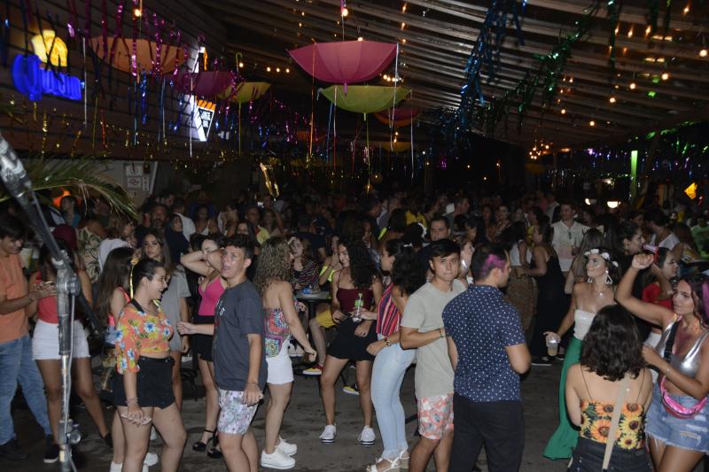 Fotos: Elisabete Santos - Quem disse que a moçada não quer mais saber de carnaval? O Ibiza atraiu público em cinco noites de folia