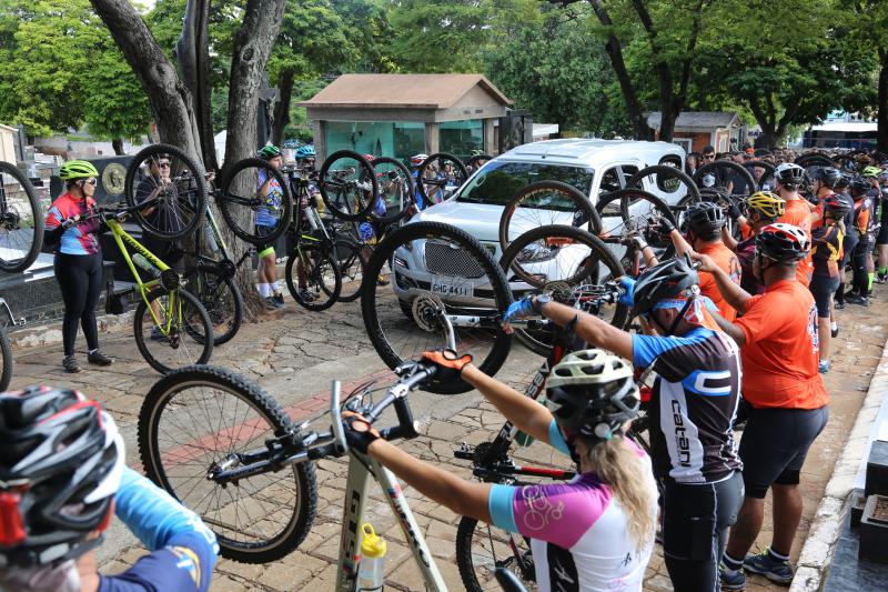 Gabriel Buosi - Ciclistas se reuniram no cemitério e fizeram um corredor com as bicicletas para o último adeus