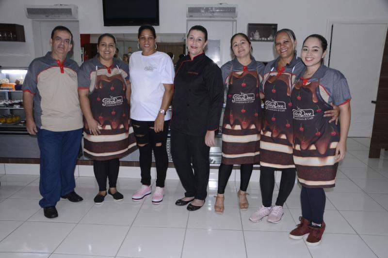 Elisabete Santos - Miguel Khouri e Cassia, com a equipe da Forno Doce