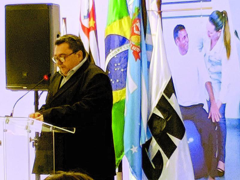 Toninho Carrion agradece a homenagem, durante a cerimônia em Assis