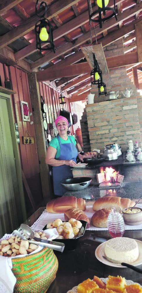 Café da manhã de domingo é com Dona Marilda, com o delicioso “Café na Roça” do ReCanto Casa Rural em Regente Feijó