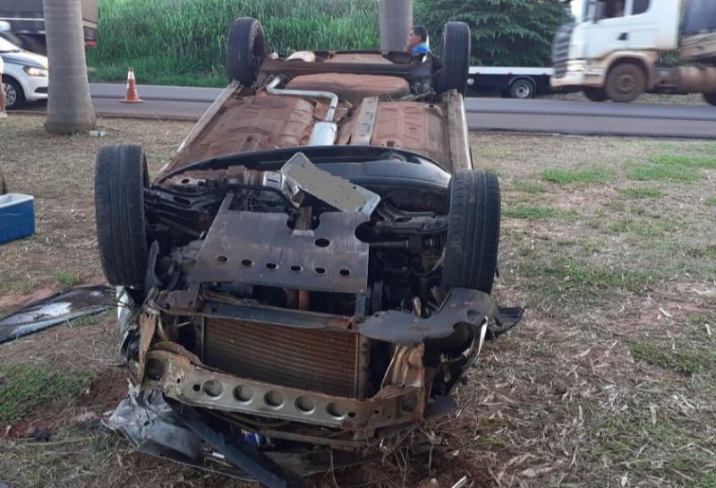 Polícia Militar Rodoviária - Veículos bateram lateralmente e o carro capotou
