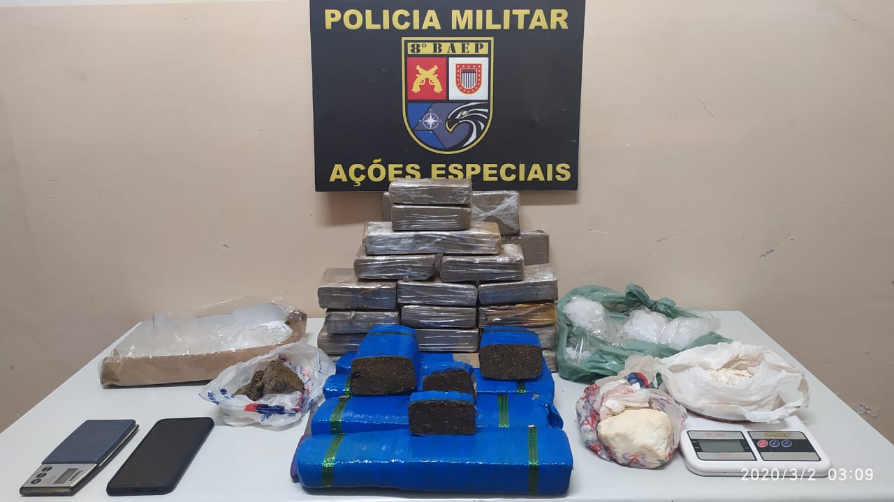 Polícia Militar - Tijolos estavam dentro de sacos, em uma trilha da mata