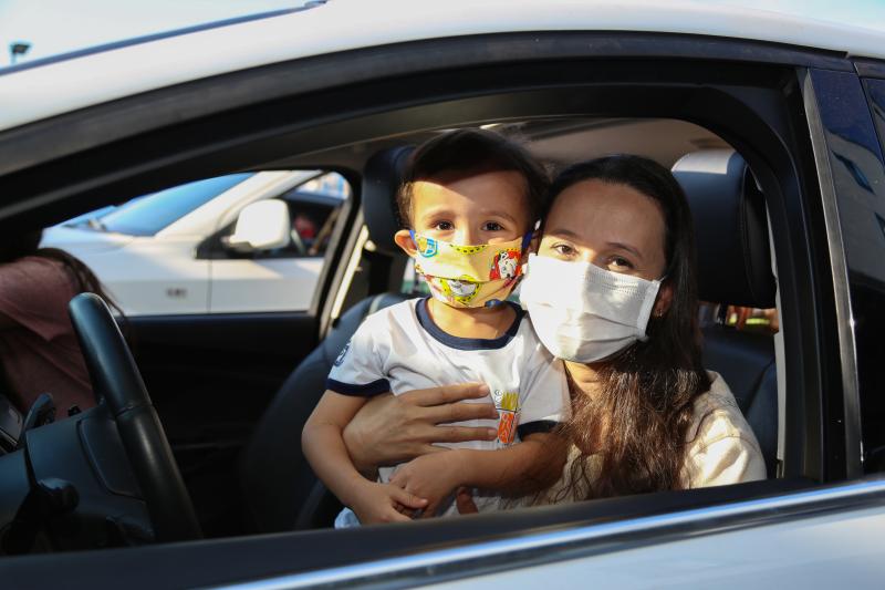 Liliana leva o filho Jorge para a primeira aula drive-in no Colégio Cristo Rei de Prudente