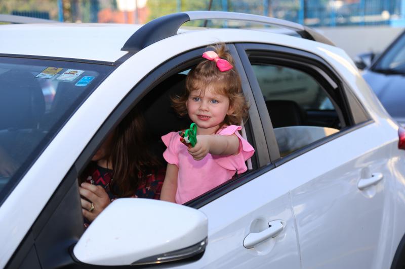 Aluna Beatriz participa da primeira aula drive-in promovida pelo Colégio Cristo Rei de Presidente Prudente