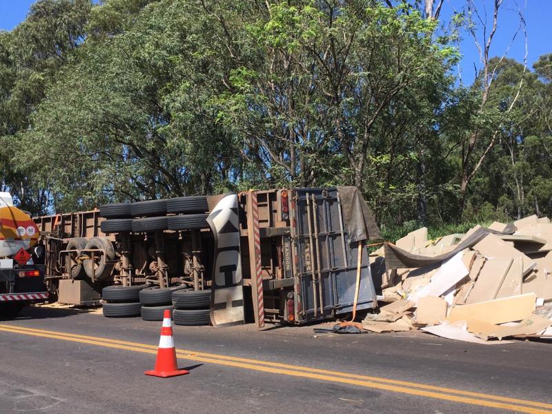 Tombamento de caminhão na rodovia