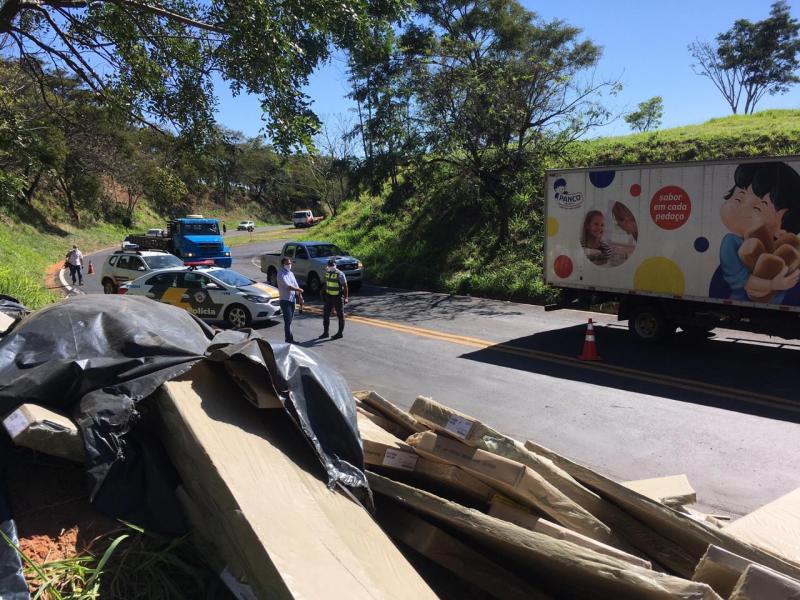 Tombamento de caminhão na rodovia