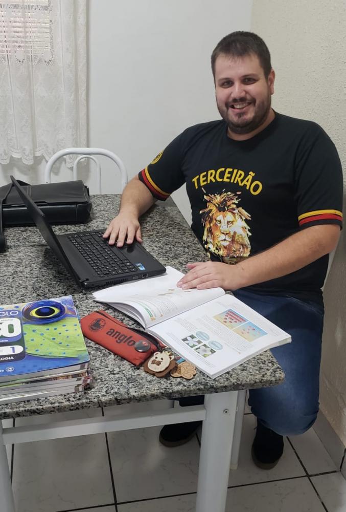 Professor Cauê de Martinópolis região de Presidente Prudente faz questão de manter rotina de trabalho mesmo em home office