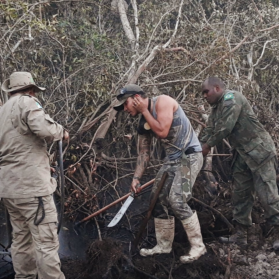 thiago, baiano que mora em presidente prudente, ajuda no pantanal, durante queimada