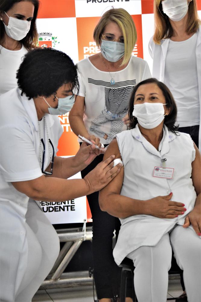 auxiliar de enfermagem é a primeira a ser vacinada contra covid-19 em presidente prudente