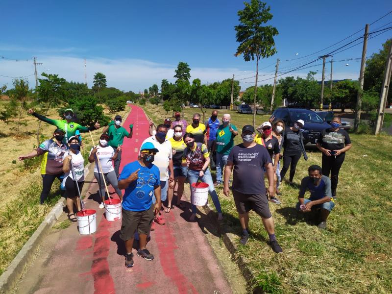 voluntários se reúnem para revitalizar ciclovia em Prudente