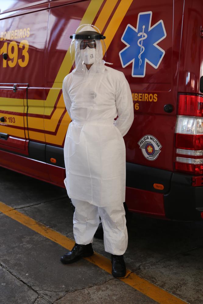 corpo de bombeiros da região de presidente prudente utiliza vestimenta específica contra contaminação pela covid-19