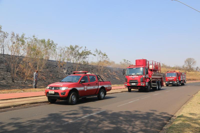 fogo destrói 5 mil metros quadrados no jardim humberto salvador em presidente prudente