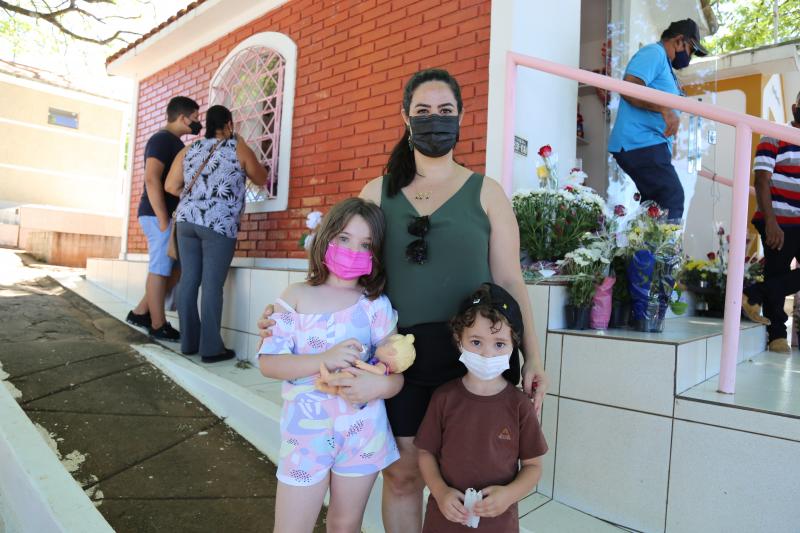 no dia de finados, fiéis visitam túmulo da menina berta lúcia considerada santa prudentina