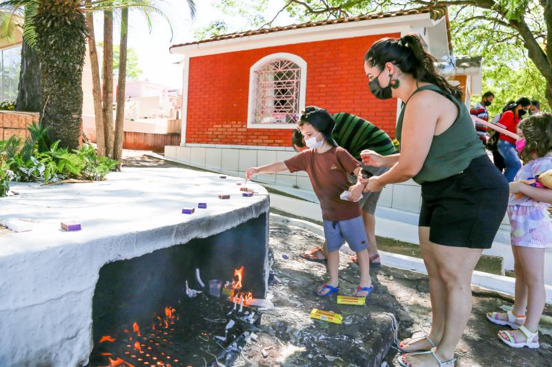 no dia de finados, fiéis visitam túmulo da menina berta lúcia, considerada a santa prudentina