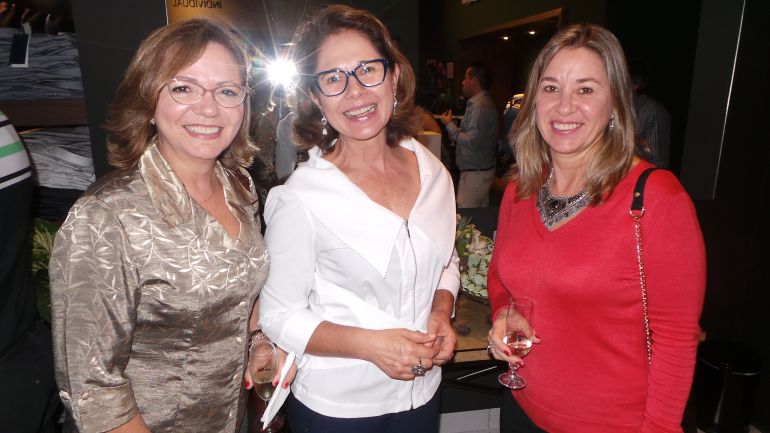 PRESENÇAS Fátima Scatalon, Lucia Helena Martins Lacerda e Leila Maria Rosa, na inauguração da loja Antonio Augusto