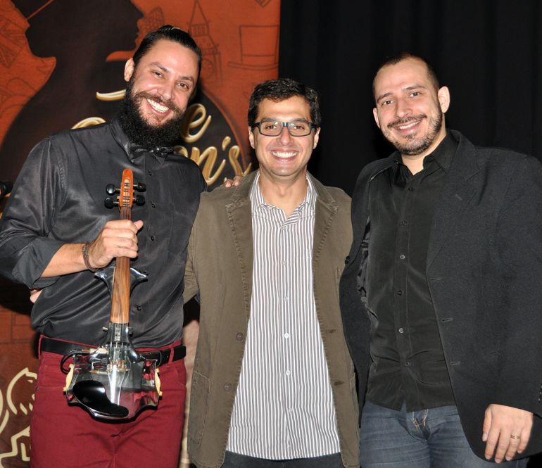 Ricardo Sonvezzo entre os músicos Gael Cervellini e Giuliano Oliveira