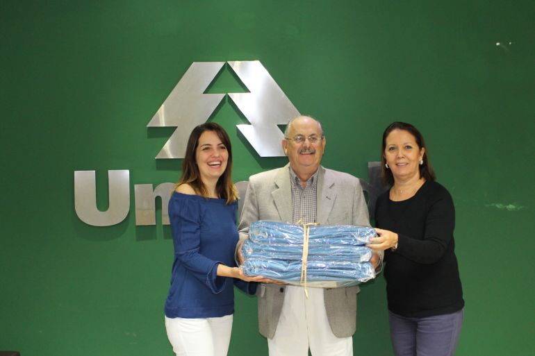 Paulo Roberto Mazaro, presidente da Unimed, entre Lisiane Bugalho, presidente do Fundo Social e a coordenadora da campanha do agasalho, Kátia Guímaro