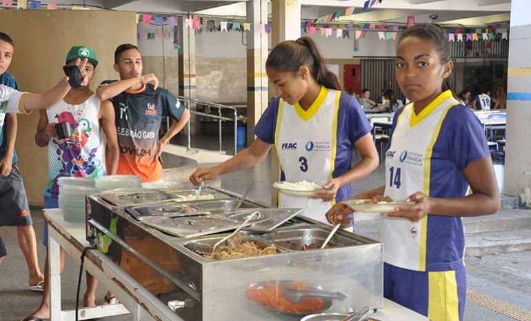 José Reis, Atletas se servem no alojamento instalado na Escola Hugo Miele