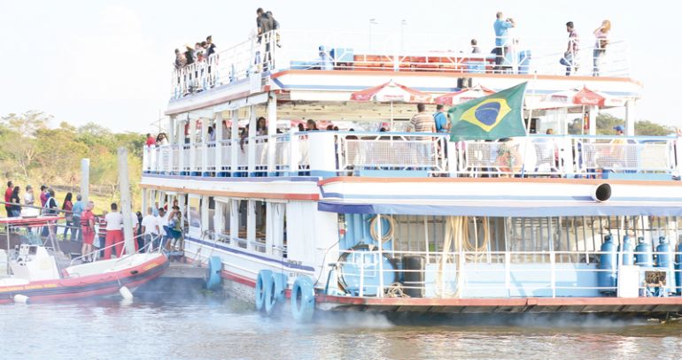 Cedidas/Subprefeitura Nova Porto XV, À bordo do barco Odisseia, milhares de pessoas rumam a Presidente Epitácio para mais um cortejo
