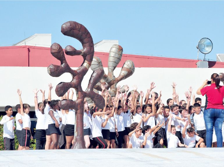 Marcio Oliveira, Alunos do Sesi do Furquim em meio às obras do artista plástico Leandro Gabriel