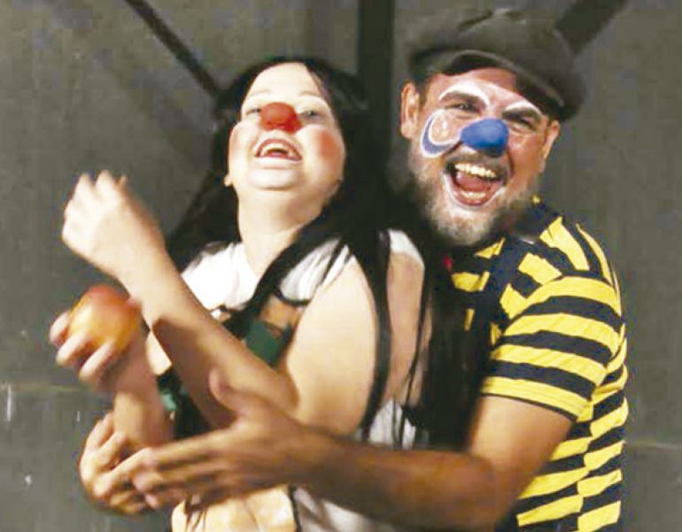 Divulgação, No palco, Mariana Ribelato e Hannel Mendes interpretam os palhaços empolgados