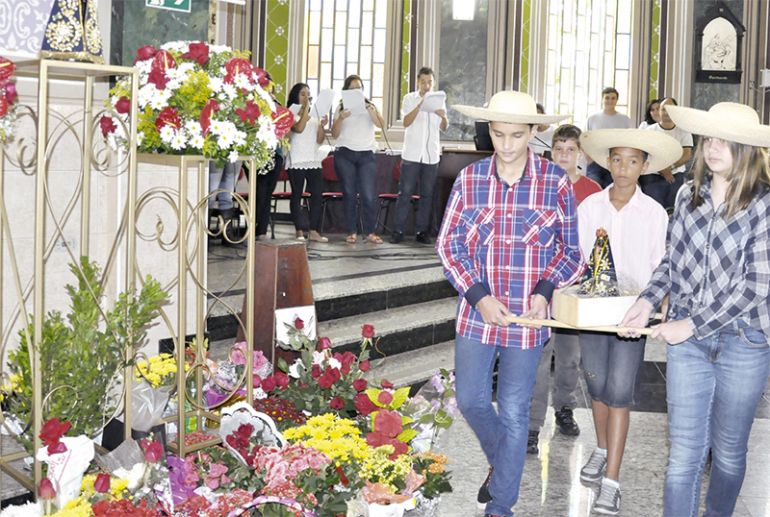 Arquivo, Às 9h, padre Bruno Cézar Damasceno celebra missa especial em homenagem às crianças e consagração de Nossa Senhora