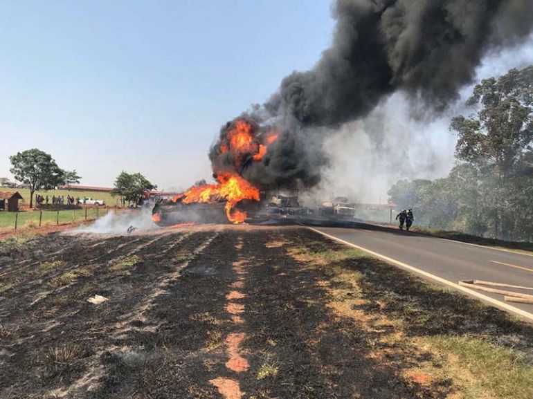 Polícia Militar Rodoviária, Motorista morreu carbonizado após colisão frontal, ontem