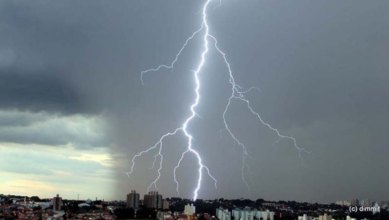 Arquivo, Segundo meteorologista, calor somado às chuvas pode aumentar incidência de raios