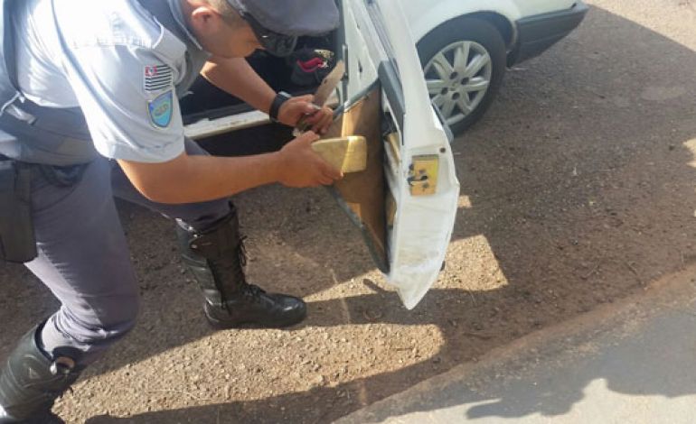 Polícia Militar Rodoviária, Parte do entorpecente estava em fundo falso nas laterais das portas do veículo