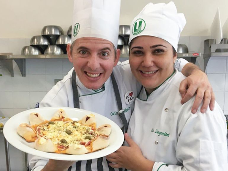 GASTRONOMIA Professor Carlos Henrique Mancuzo com a aluna Cris Zangerolami, donos do “Pão Abóbora”, que está entre as 20 melhores receitas do concurso promovido pelo programa “Mais Você”