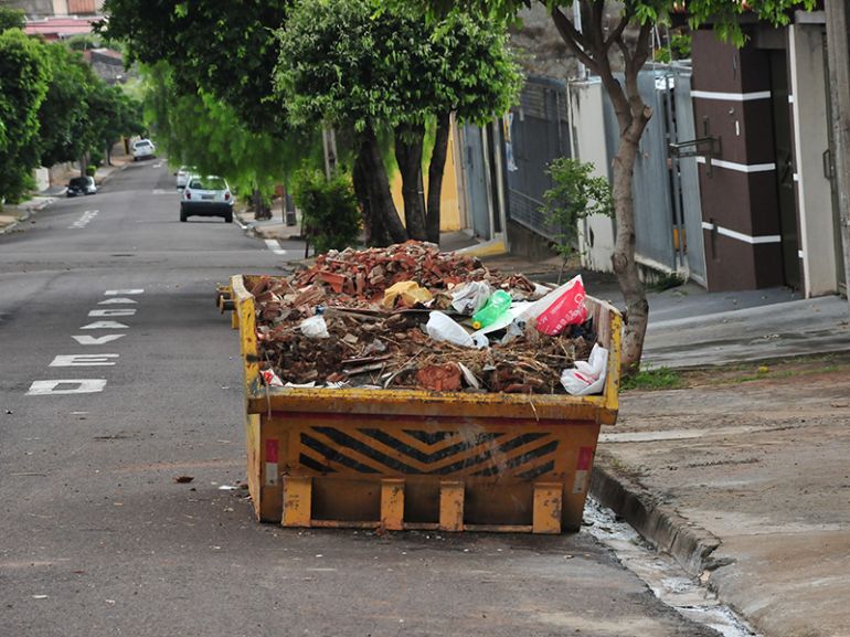 Marcio Oliveira, Caçambas acumulam entulhos em diversas ruas de Prudente por falta de local para descarte