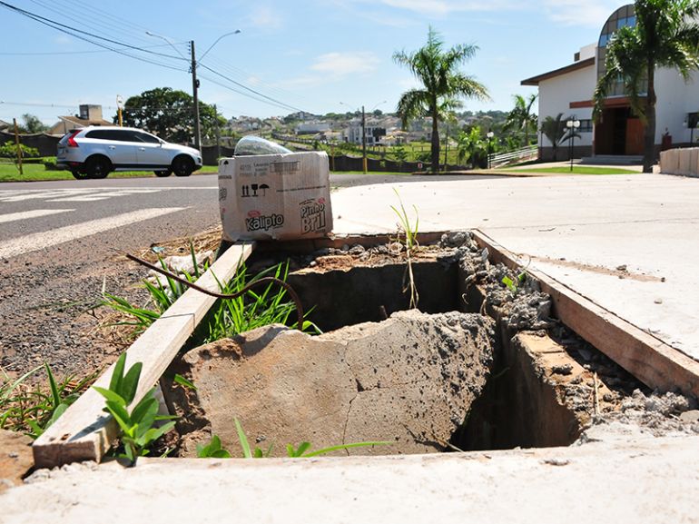 Marcio Oliveira, Tampas dos bueiros foram danificadas e buracos colocam em risco a segurança dos pedestres